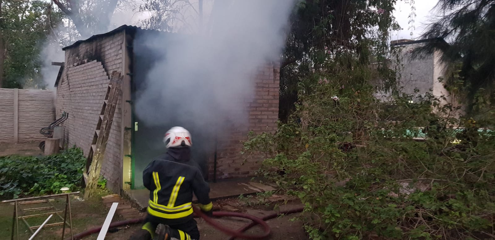  Se incendió un taller de carpintería en un hogar de la zona oeste de Funes: las pérdidas fueron “totales”